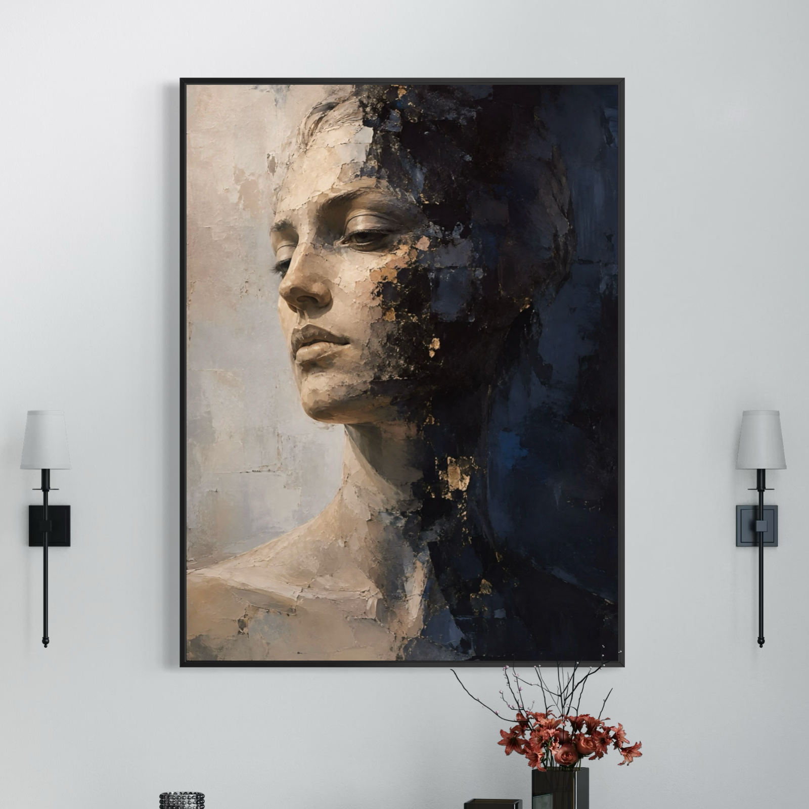 Tableau Visage Intérieur encadré entre deux appliques murales, représentant un portrait féminin introspectif aux tons beige, noir et bleu profond