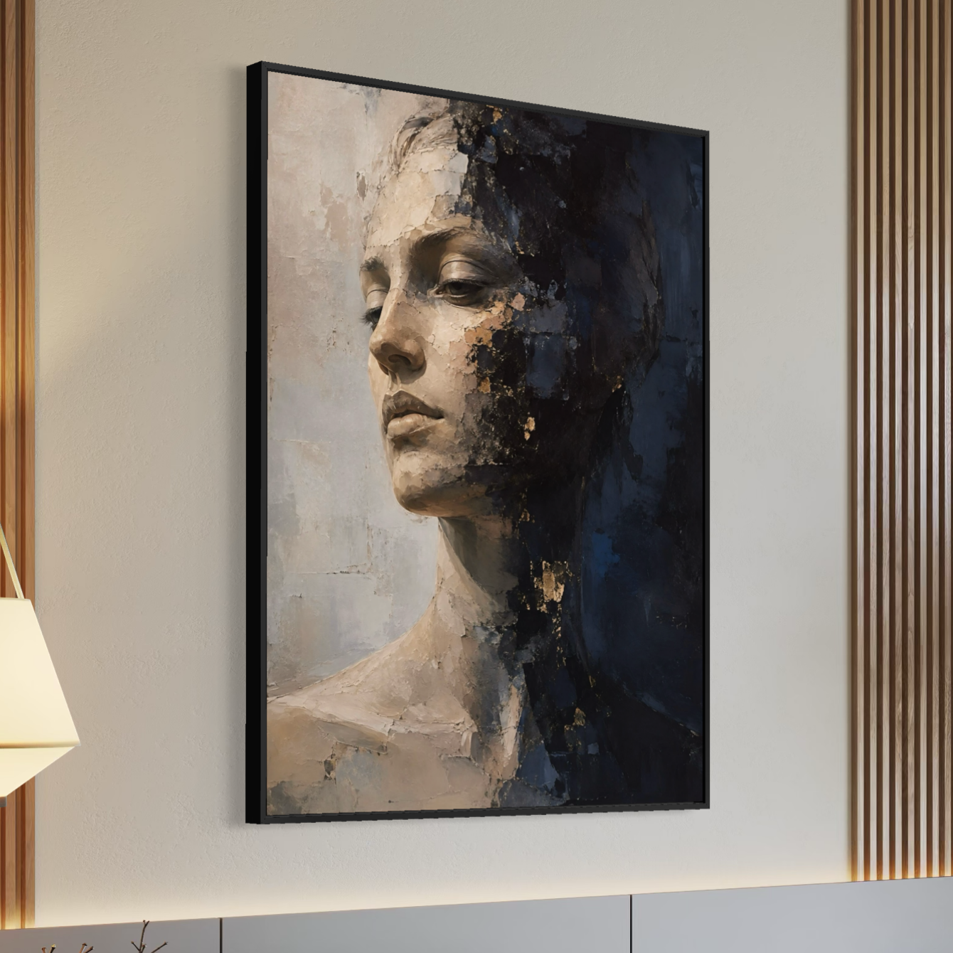 Tableau Visage Intérieur encadré dans un intérieur moderne avec bois, représentant un portrait féminin aux tons beige, noir et bleu profond