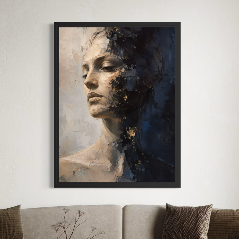 Tableau Visage Intérieur encadré au-dessus d’un canapé, représentant un portrait féminin introspectif dans des tons beige, noir et bleu profond