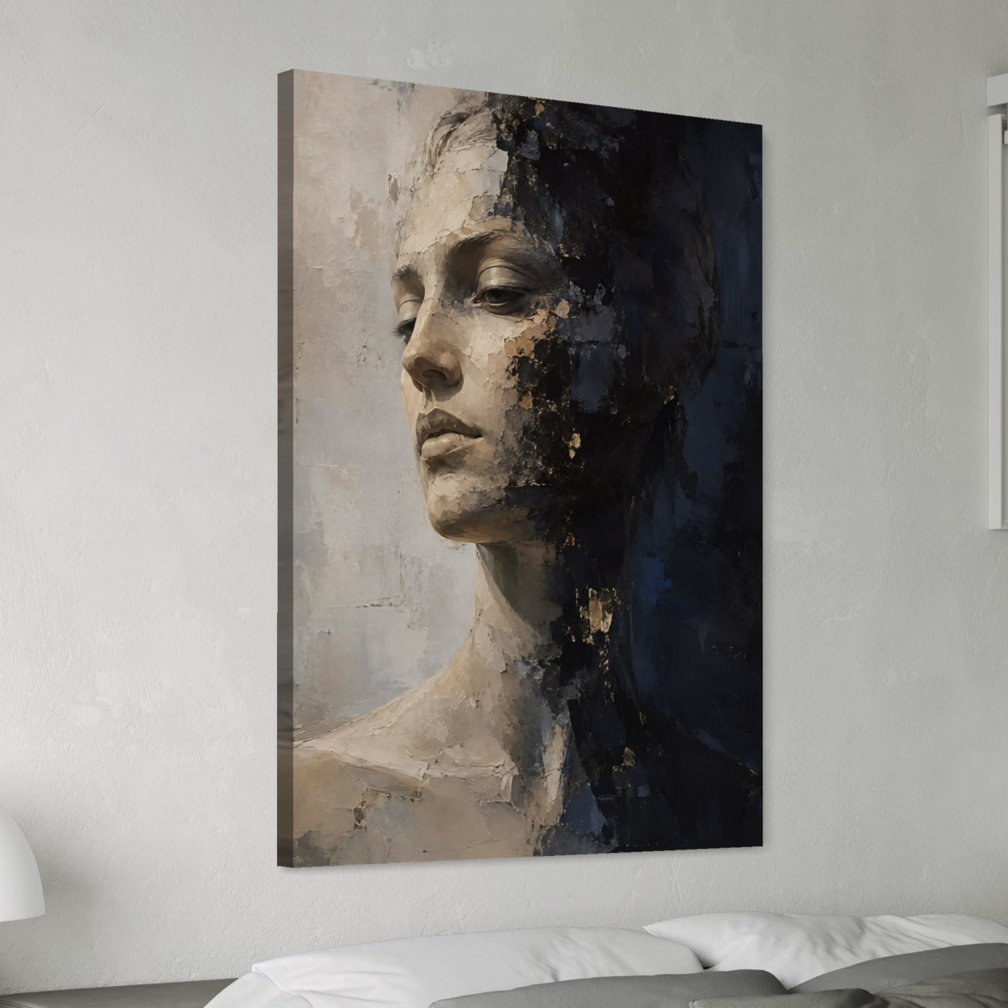 Tableau Visage Intérieur sur toile au-dessus d’un lit, représentant un portrait féminin aux tons beige, noir et bleu profond