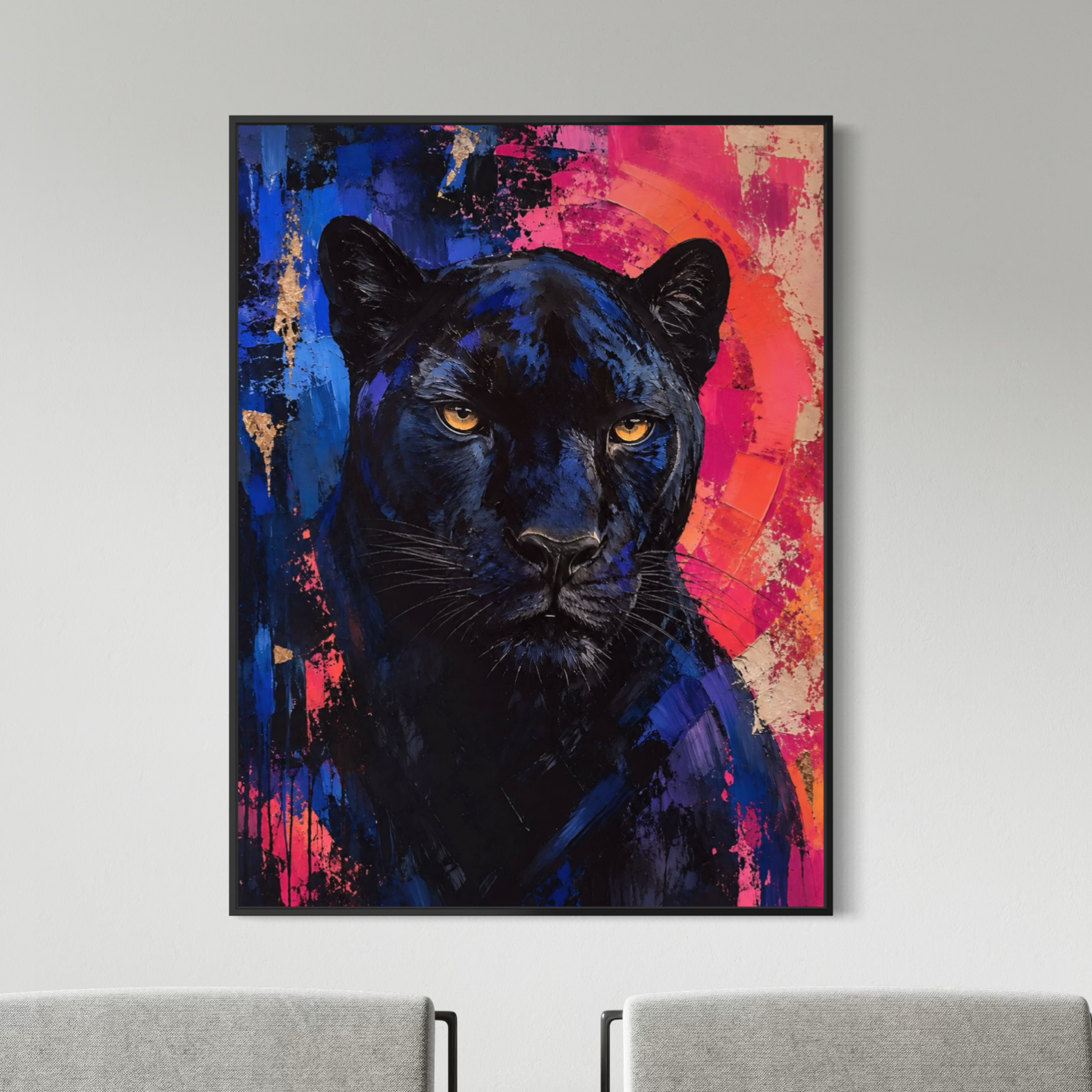 Tableau Félin Royal avec cadre noir représentant une panthère noire dans un salon contemporain