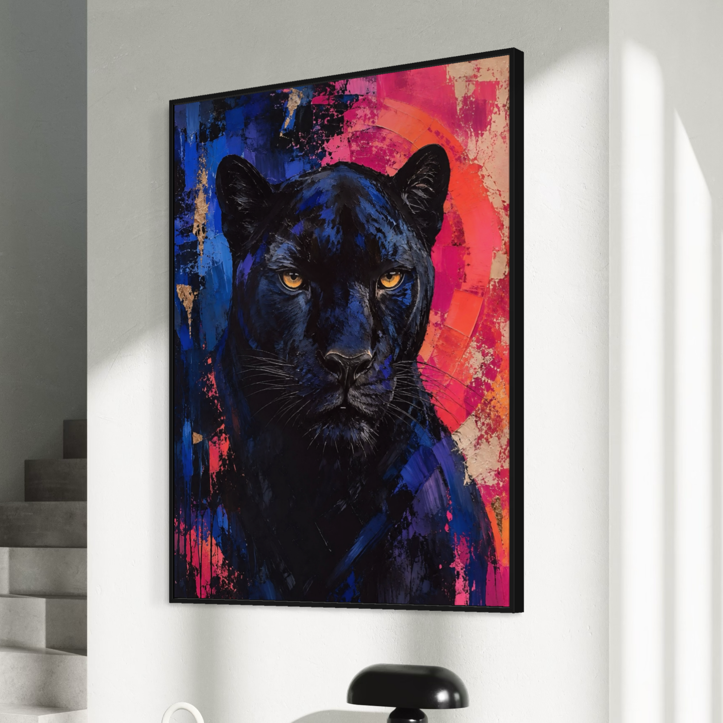 Vue latérale du tableau Félin Royal avec encadrement noir dans un intérieur moderne