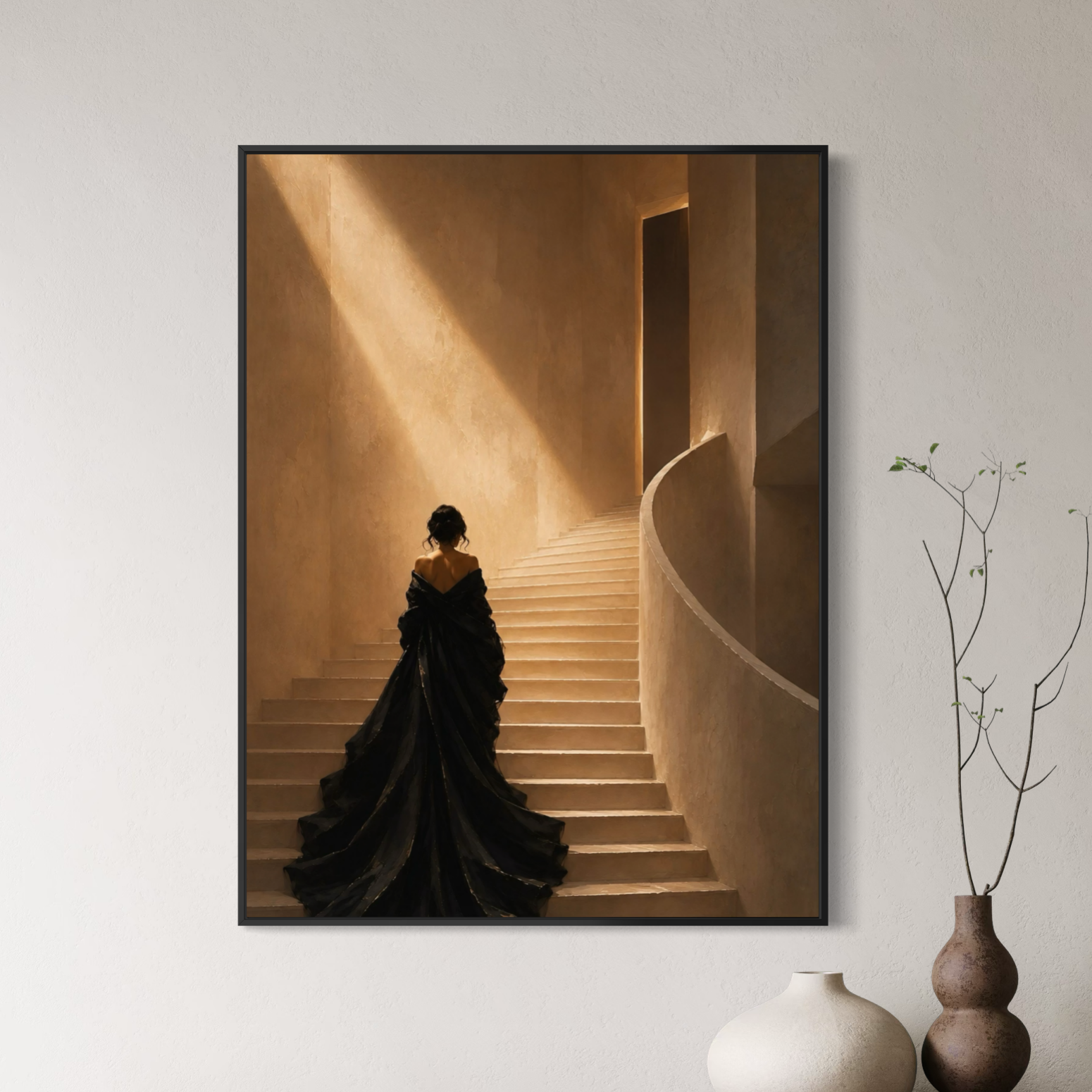 Tableau Femme Élégante – Haute Marche Tableau Haute Marche représentant une femme élégante en robe noire sur un escalier lumineux