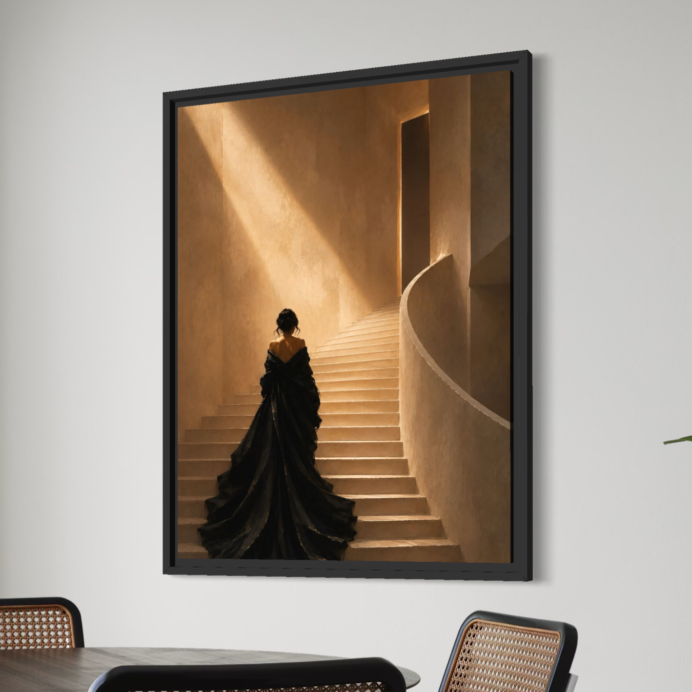 Tableau Femme Élégante – Haute Marche Tableau Haute Marche représentant une femme en robe noire installé dans une salle à manger contemporaine