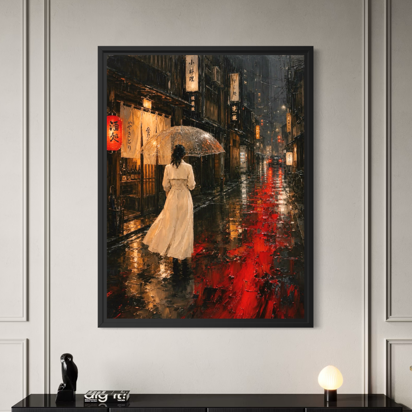 Kyoto Night – tableau Japon femme sous la pluie Tableau Kyoto Night avec cadre noir dans un intérieur élégant