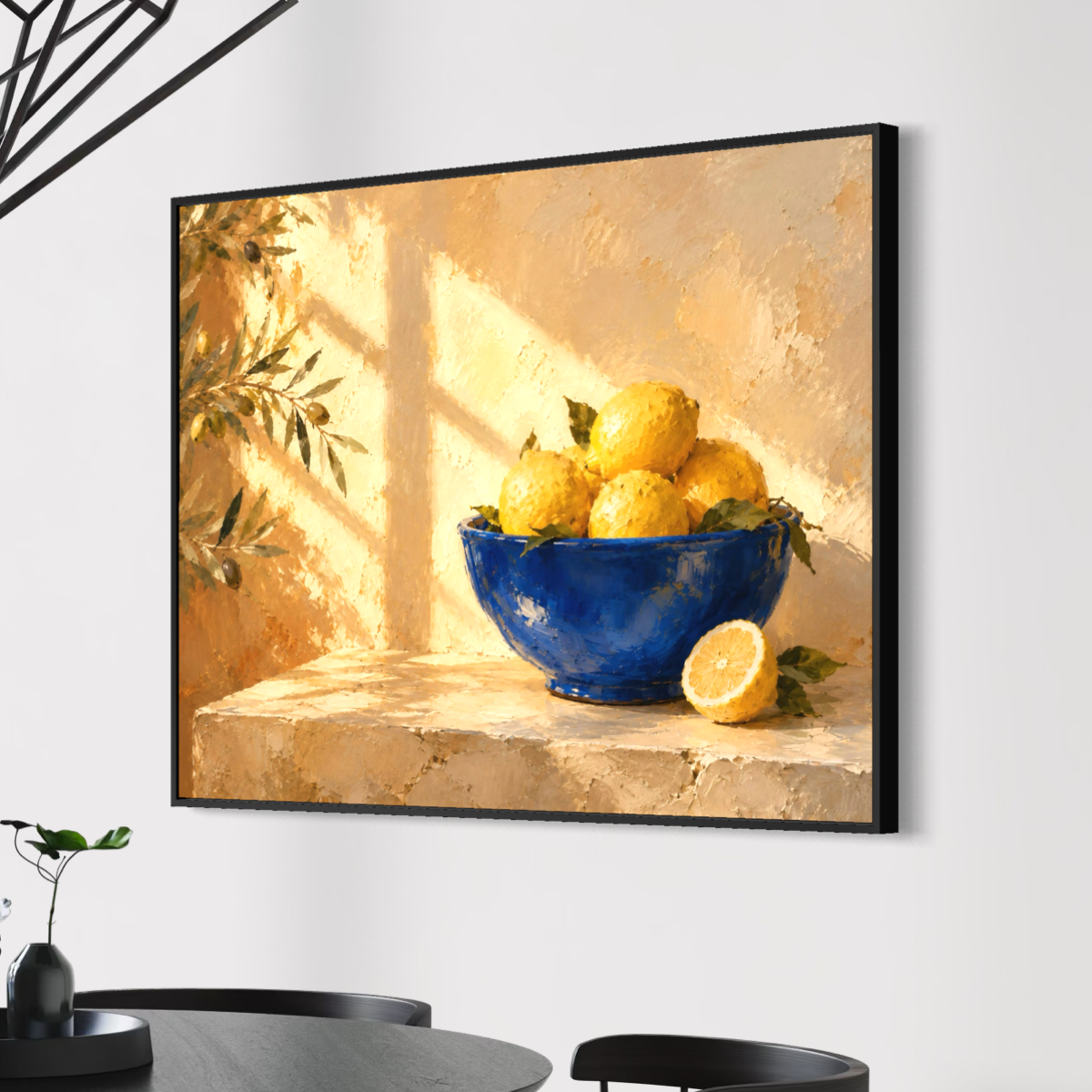 Lemon Blue – tableau méditerranéen aux citrons jaunes Tableau Lemon Blue vu de côté dans un intérieur contemporain avec citrons jaunes et bol bleu cobalt