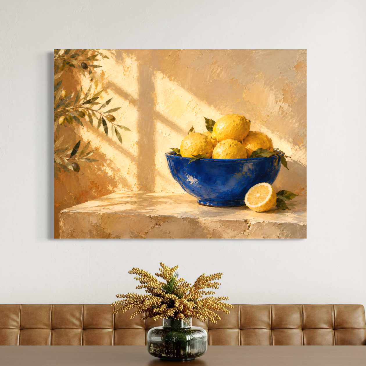 Lemon Blue – tableau méditerranéen aux citrons jaunes Tableau Lemon Blue aux citrons jaunes installé au-dessus d’un canapé dans un salon lumineux