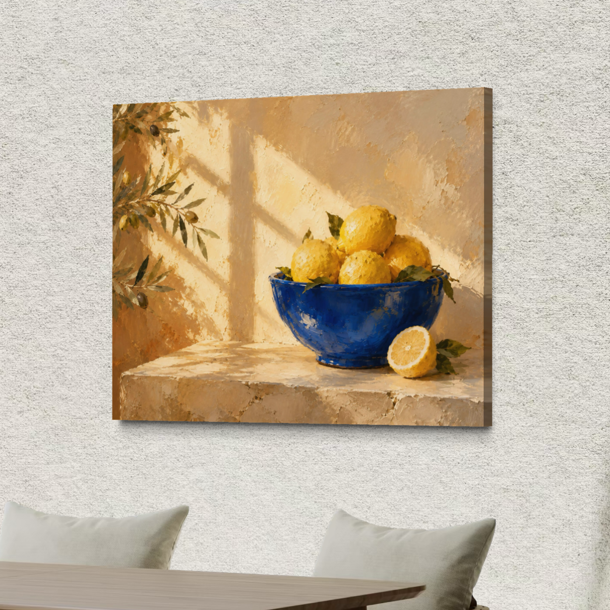 Lemon Blue – tableau méditerranéen aux citrons jaunes Tableau horizontal Lemon Blue avec citrons jaunes et bol bleu présenté sur un mur texturé clair