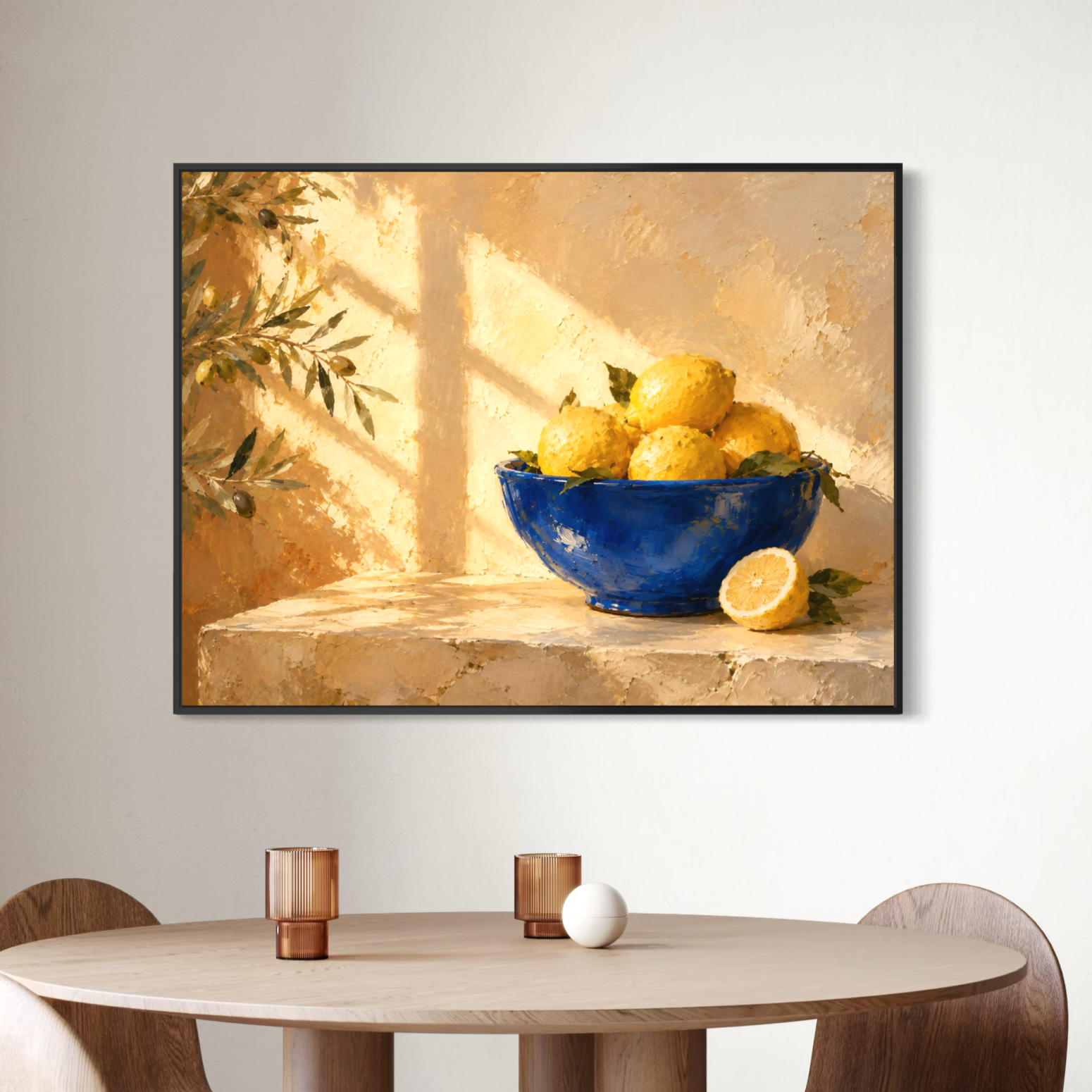 Lemon Blue – tableau méditerranéen aux citrons jaunes Tableau nature morte Lemon Blue avec citrons jaunes exposé au-dessus d’une table dans un intérieur moderne