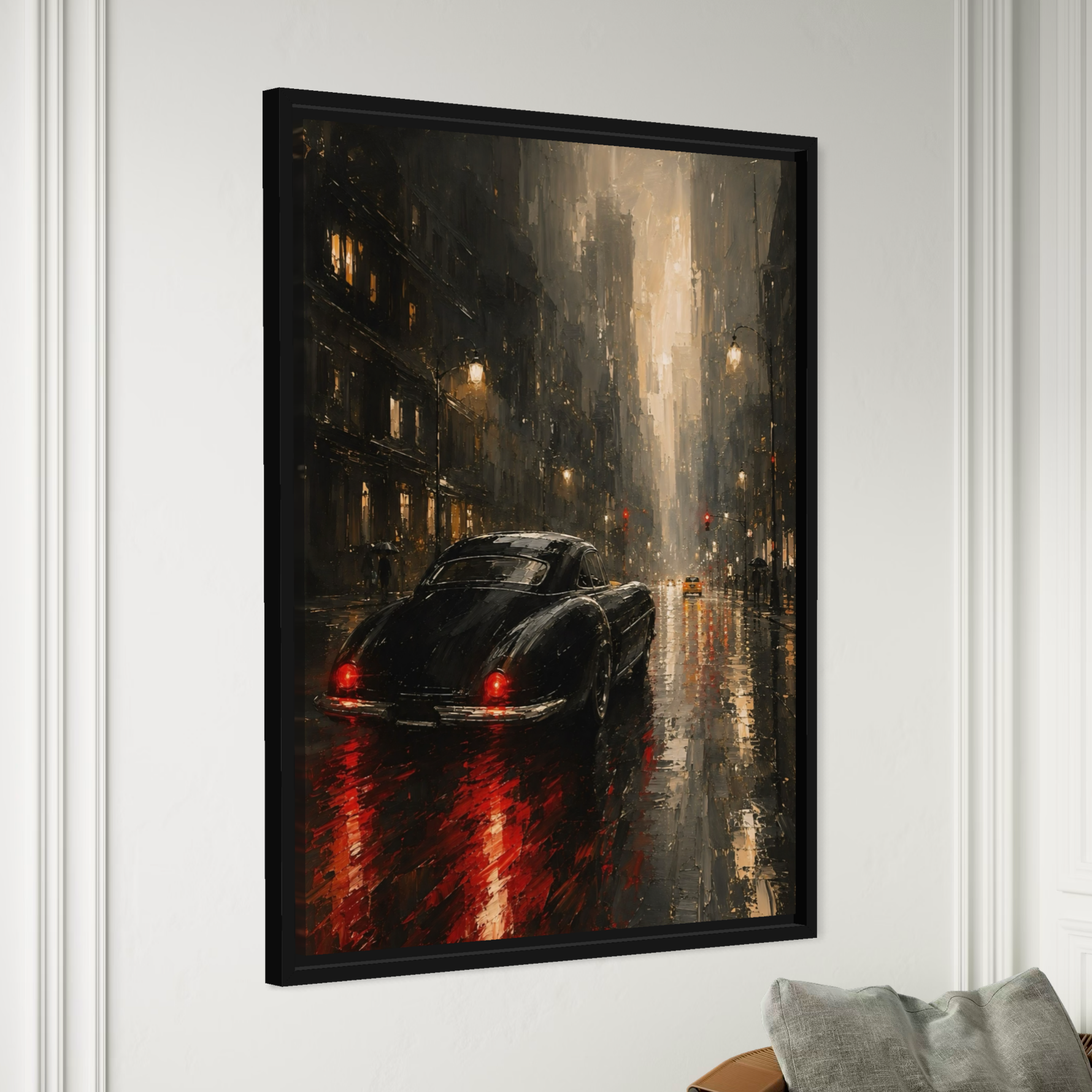 Minuit Manhattan – tableau New York avec voiture noire sous la pluie Vue en perspective du tableau Minuit Manhattan avec cadre noir et scène urbaine nocturne