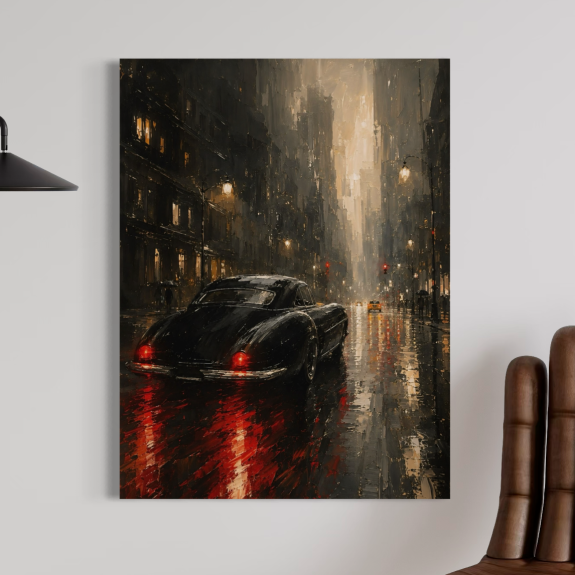 Minuit Manhattan – tableau New York avec voiture noire sous la pluie Tableau Minuit Manhattan installé dans un intérieur moderne avec voiture noire et rue de New York sous la pluie