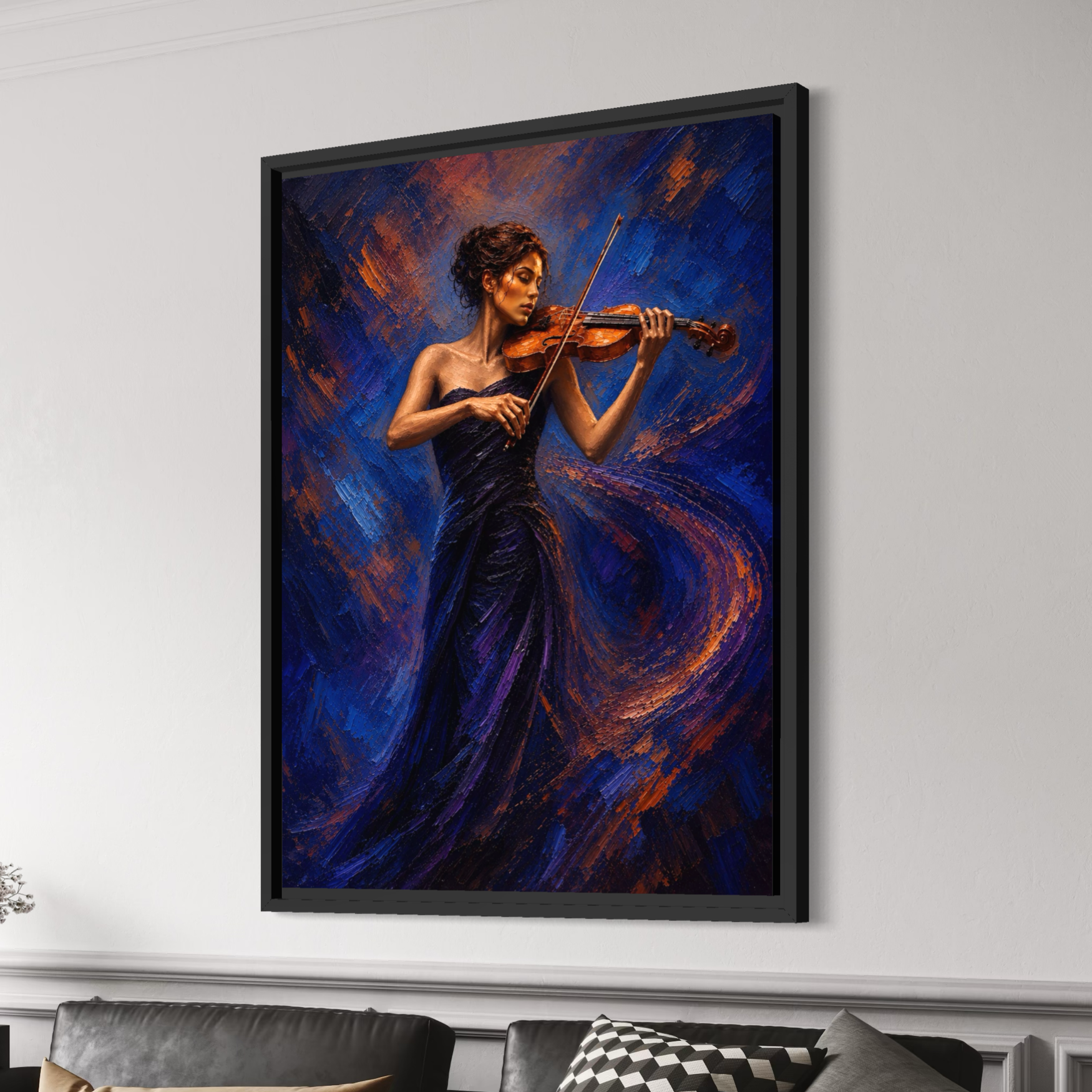 Nuit Virtuose – Tableau contemporain d’une violoniste Tableau contemporain Nuit Virtuose avec cadre noir installé au-dessus d’un canapé dans un salon élégant