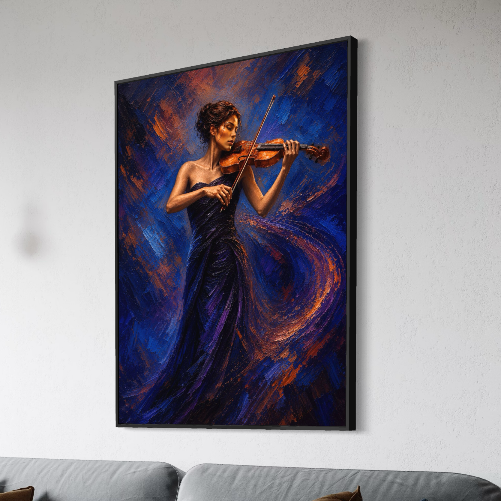 Nuit Virtuose – Tableau contemporain d’une violoniste Vue en perspective du tableau Nuit Virtuose avec cadre noir installé au-dessus d’un canapé contemporain