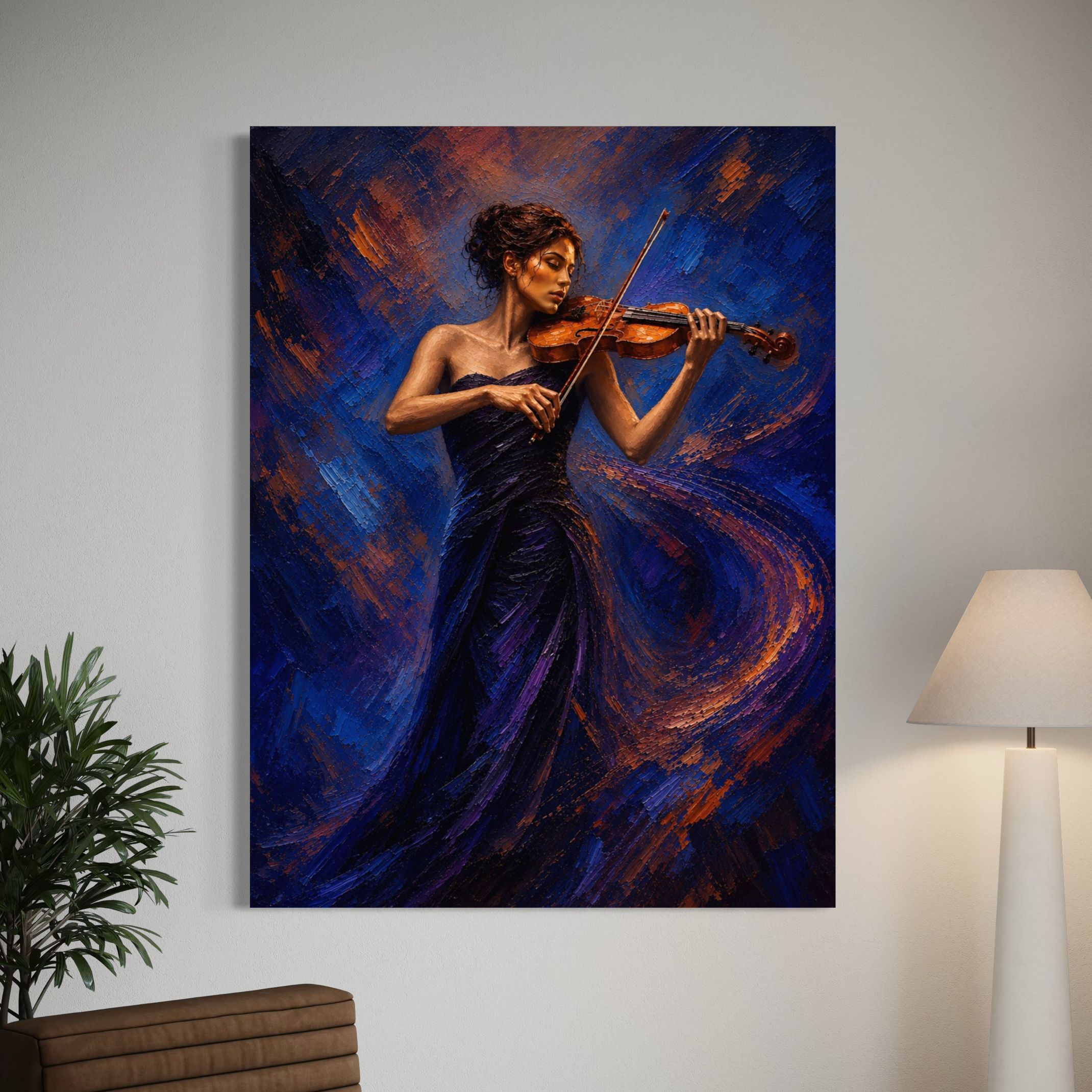 Nuit Virtuose – Tableau contemporain d’une violoniste Tableau Nuit Virtuose représentant une violoniste présenté comme décoration murale dans un salon contemporain avec plante et lampadaire