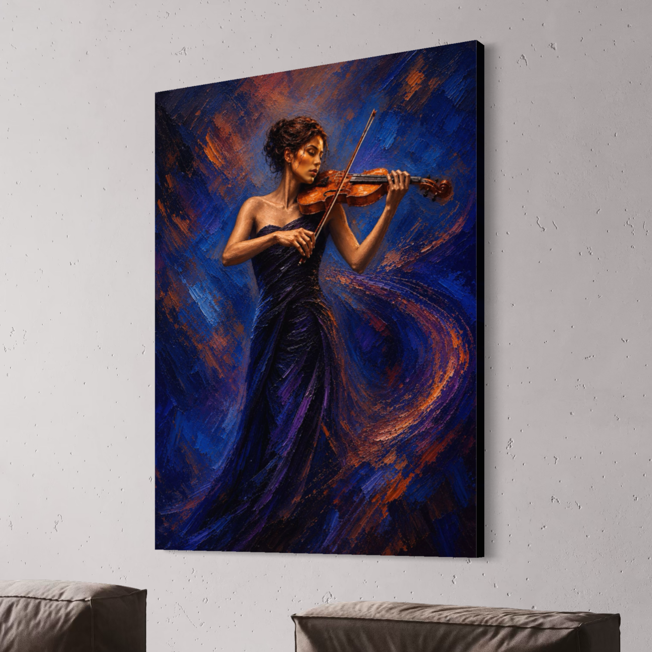 Nuit Virtuose – Tableau contemporain d’une violoniste Vue latérale de la toile Nuit Virtuose représentant une violoniste dans une composition abstraite bleu nuit et cuivre