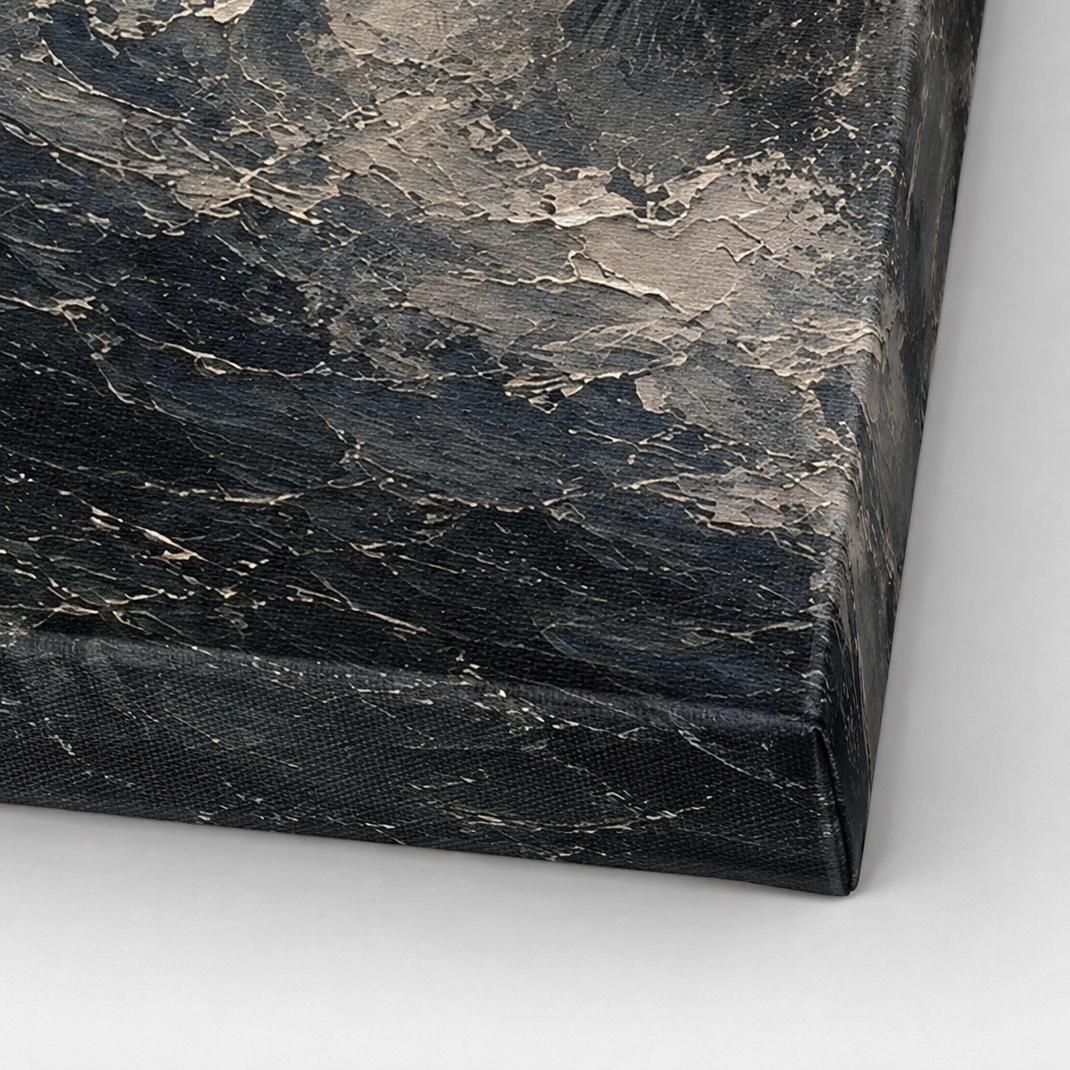 Océan Noir – Tableau phare et mer Détail du tableau Océan Noir montrant la texture de la toile et les reliefs picturaux gris, noirs et beige évoquant la matière d’un paysage marin contemporain.
