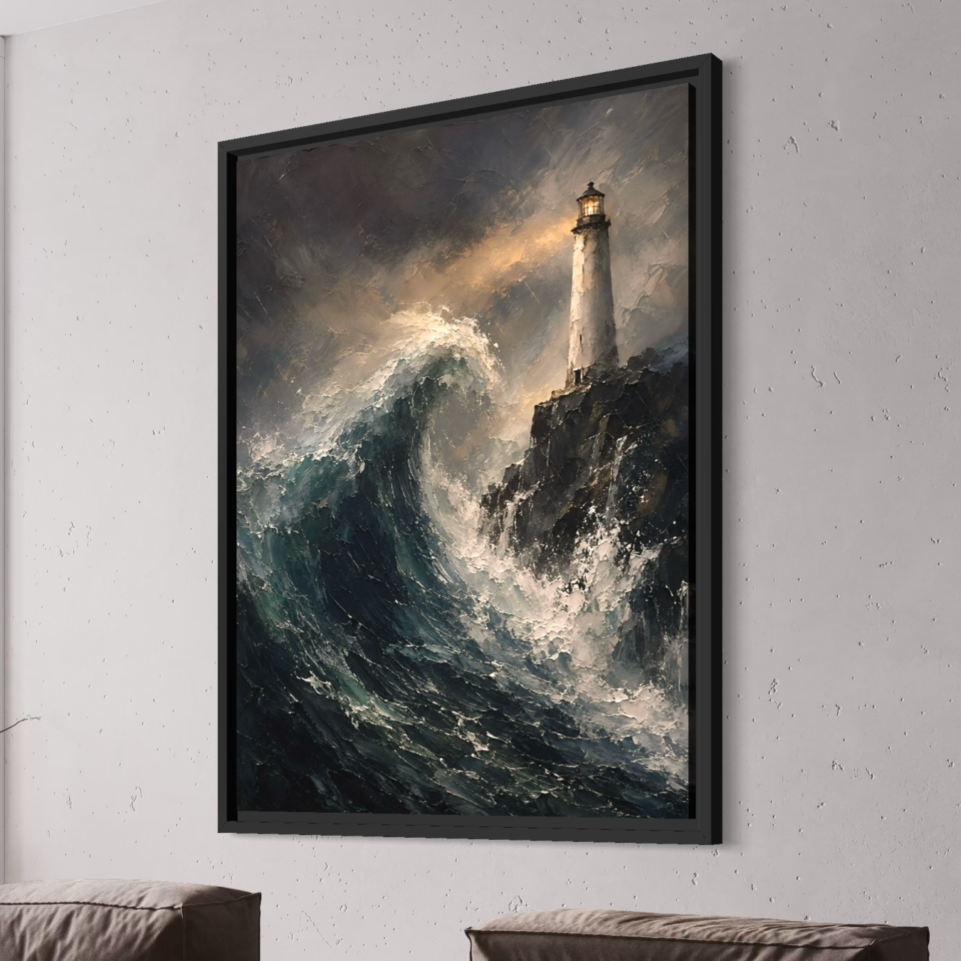 Océan Noir – Tableau phare et mer Vue en perspective du tableau marin Océan Noir avec cadre noir, montrant une vague puissante et un phare sur une falaise.
