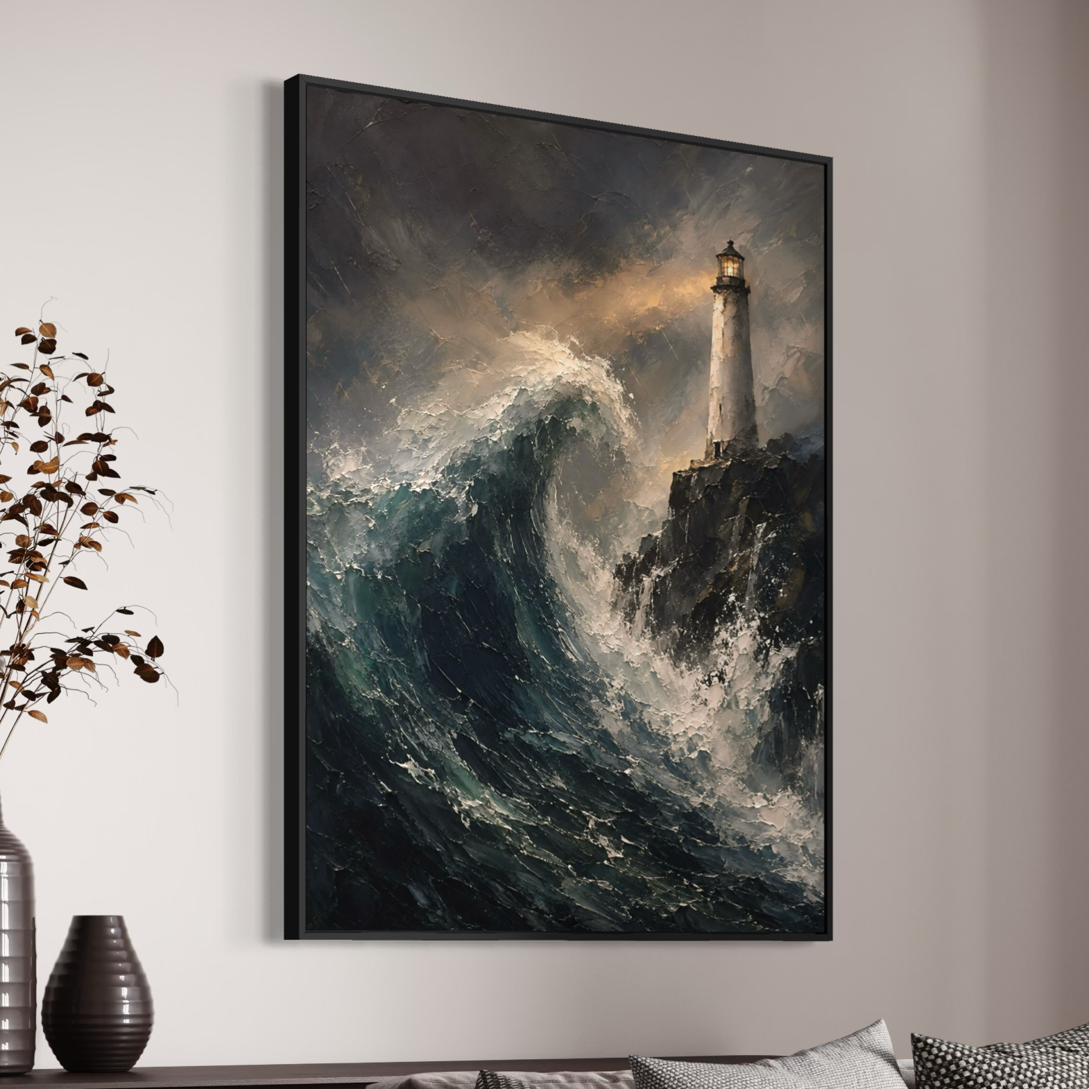 Océan Noir – Tableau phare et mer Tableau Océan Noir encadré dans un intérieur design, représentant une mer déchaînée et un phare lumineux sur une falaise sombre.