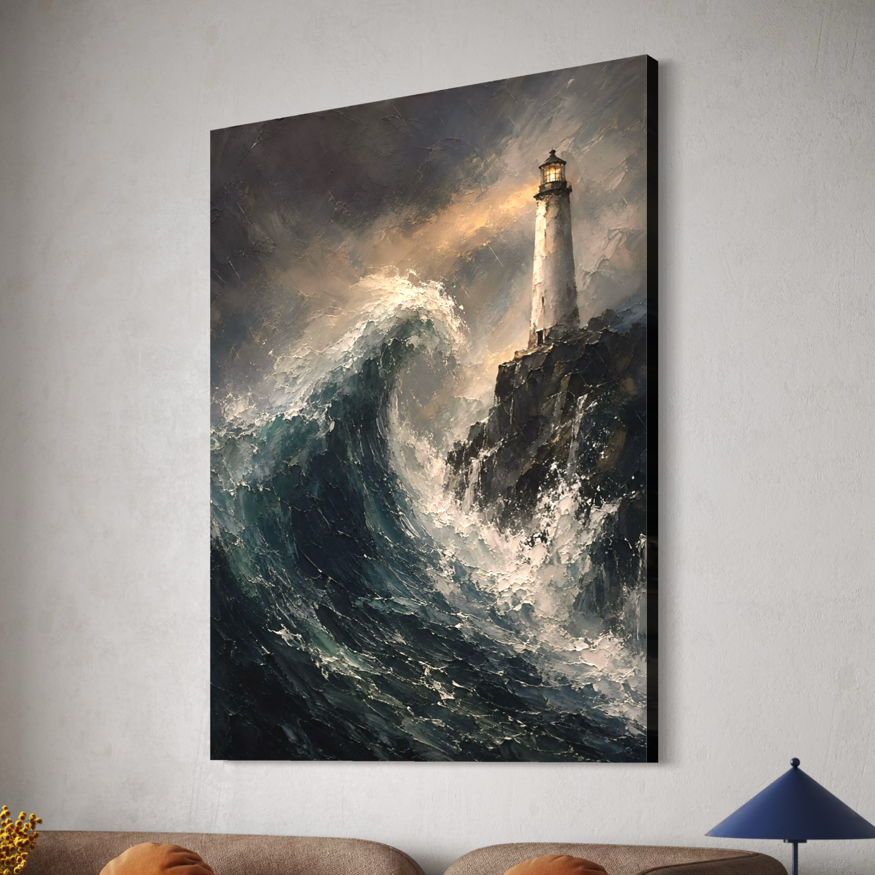 Océan Noir – Tableau phare et mer Vue de côté du tableau Océan Noir sur toile montrant son épaisseur et la continuité du paysage marin avec vague, falaises et phare.