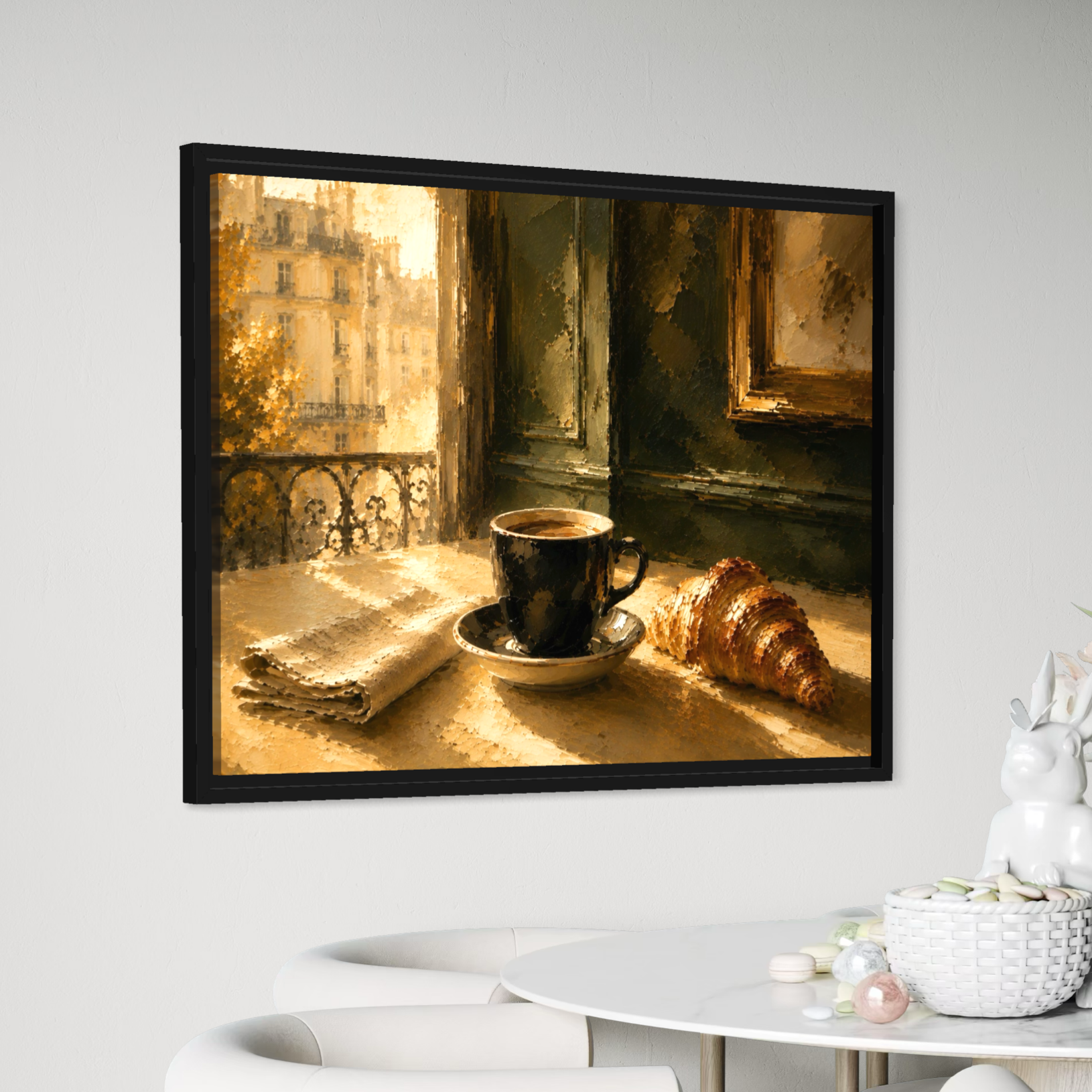 Paris Matin – Tableau café et croissant à Paris Tableau croissant et café Paris Matin avec cadre noir dans un intérieur lumineux, évoquant un petit-déjeuner parisien baigné de lumière.