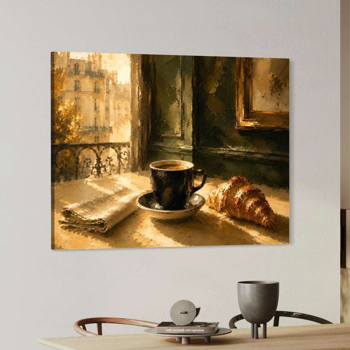 Paris Matin – Tableau café et croissant à Paris Tableau Paris Matin sur toile dans un intérieur contemporain, avec café, croissant, journal et architecture parisienne baignés de lumière dorée.