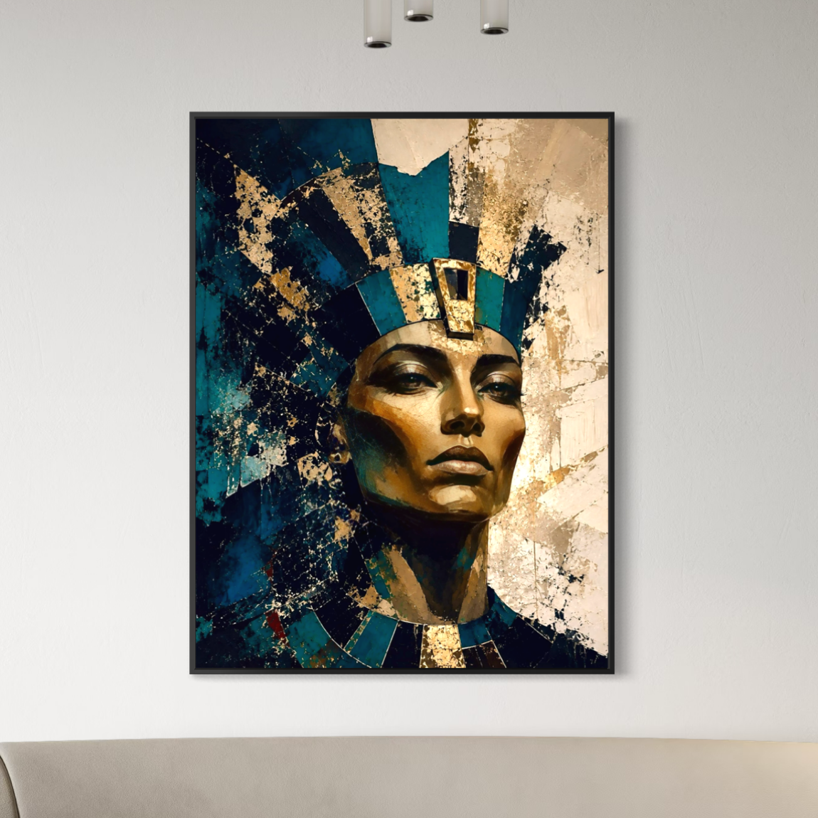 Reine Solaire – Tableau femme égyptienne Tableau Reine Solaire encadré dans un intérieur minimaliste, représentant un portrait de reine égyptienne contemporain bleu et or.