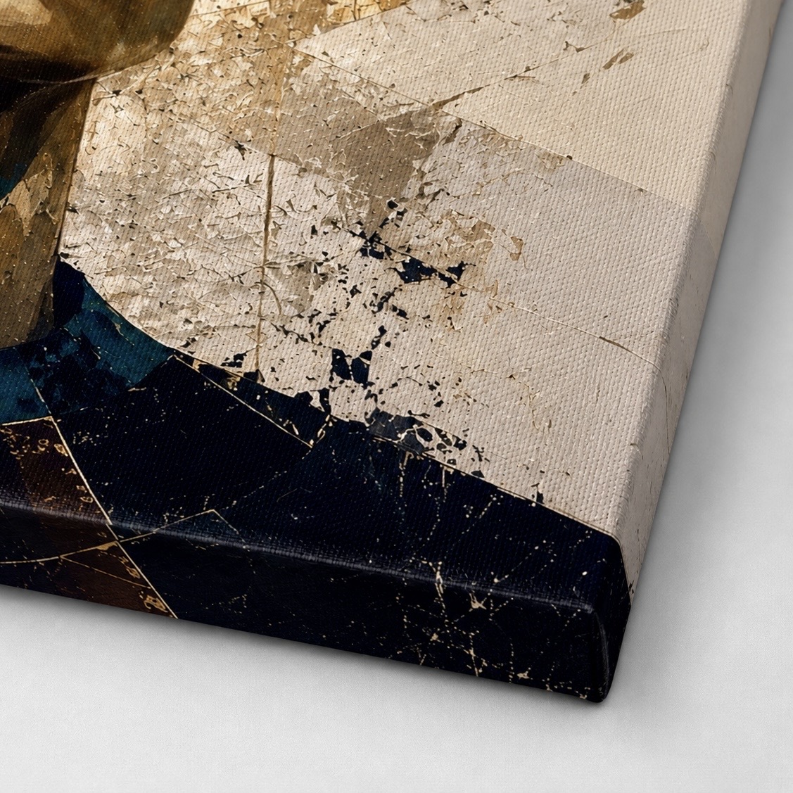 Reine Solaire – Tableau femme égyptienne Détail du tableau Reine Solaire montrant la texture de la toile, les effets graphiques ivoire, bleu profond et les éclats dorés de la composition.