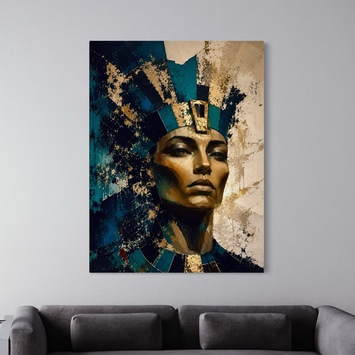 Reine Solaire – Tableau femme égyptienne Tableau égyptien Reine Solaire sur toile au-dessus d’un canapé contemporain, avec portrait féminin bleu, turquoise, ivoire et doré.