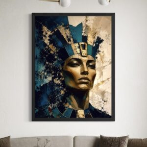 Tableau femme égyptienne Reine Solaire encadré en noir au-dessus d’un canapé clair dans un salon élégant et contemporain.