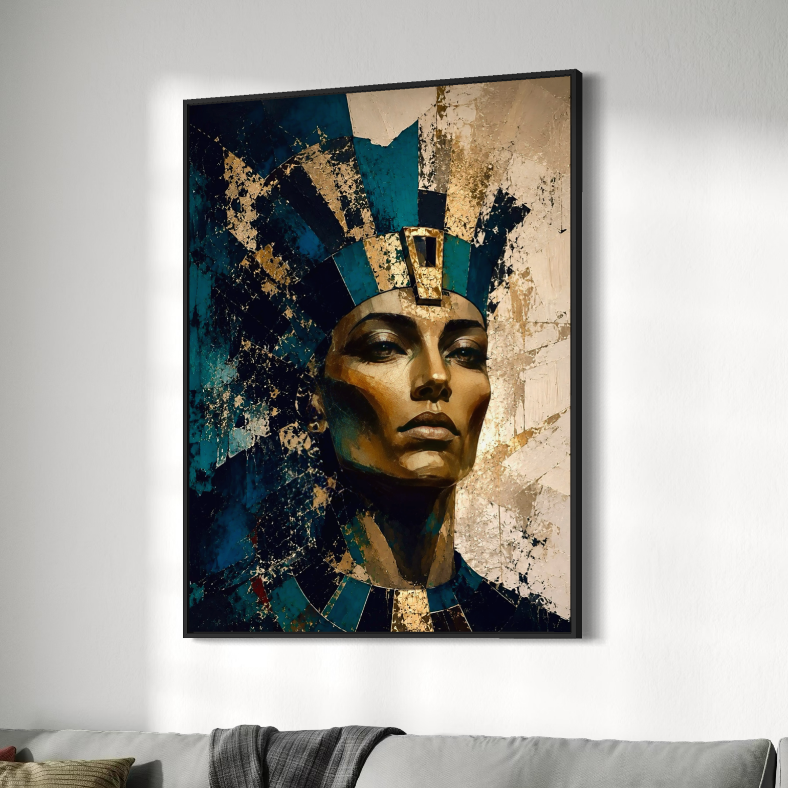 Reine Solaire – Tableau femme égyptienne Tableau portrait femme Reine Solaire encadré au-dessus d’un canapé clair, avec coiffe égyptienne bleu turquoise et détails dorés.
