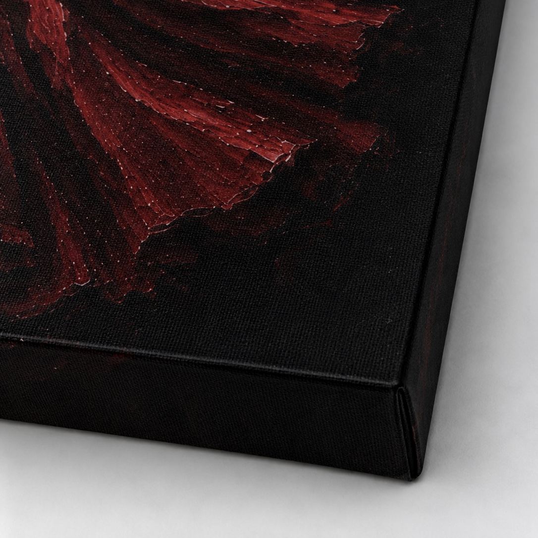Rouge Impérial – Tableau contemporain robe rouge et lumière dorée Détail de la toile Rouge Impérial montrant la texture du tissu et les reliefs rouges profonds de la robe sur fond noir.