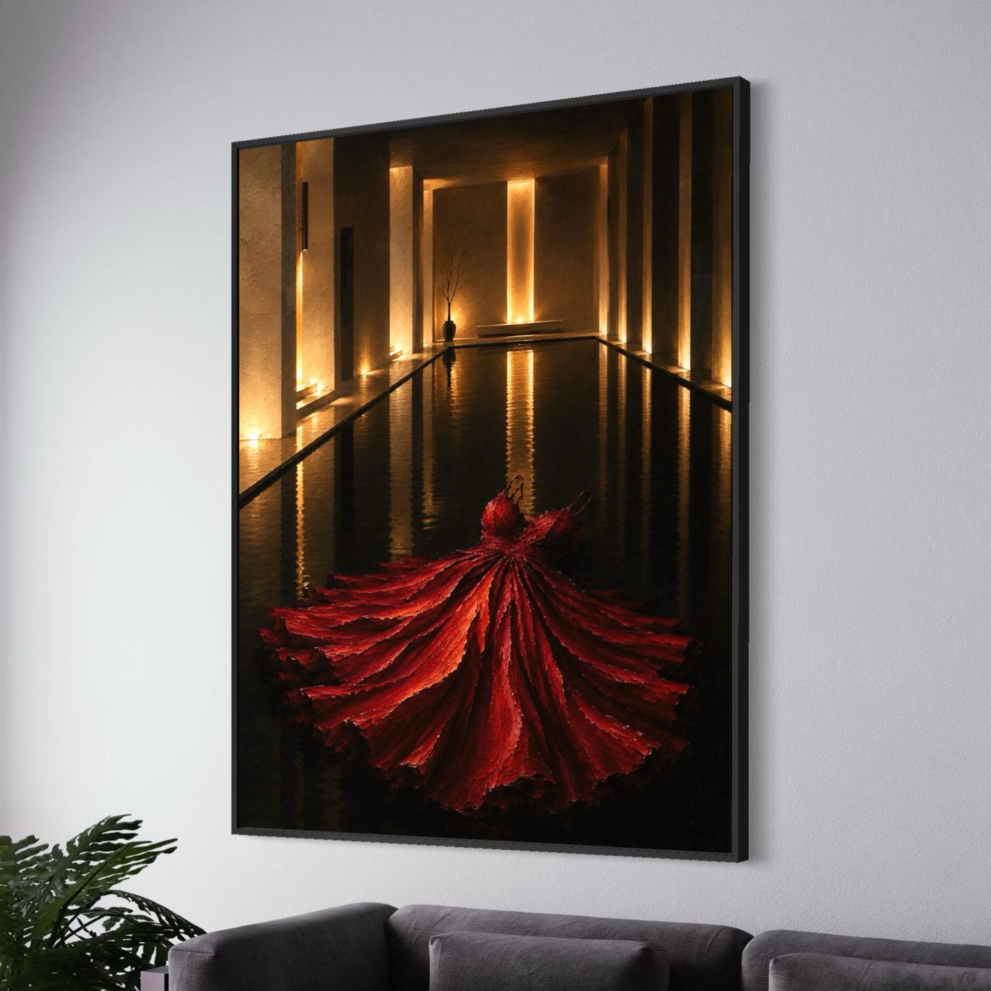 Rouge Impérial – Tableau contemporain robe rouge et lumière dorée Vue latérale du tableau Rouge Impérial avec cadre noir installé dans un salon contemporain avec canapé gris.