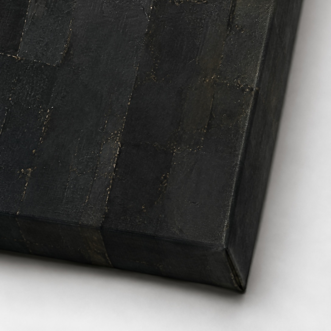 Sans Retour – Tableau escalier vers la lumière Détail du tableau Sans Retour montrant la texture de la toile, les nuances noir anthracite, gris minéral et les subtils reflets lumineux de la composition.