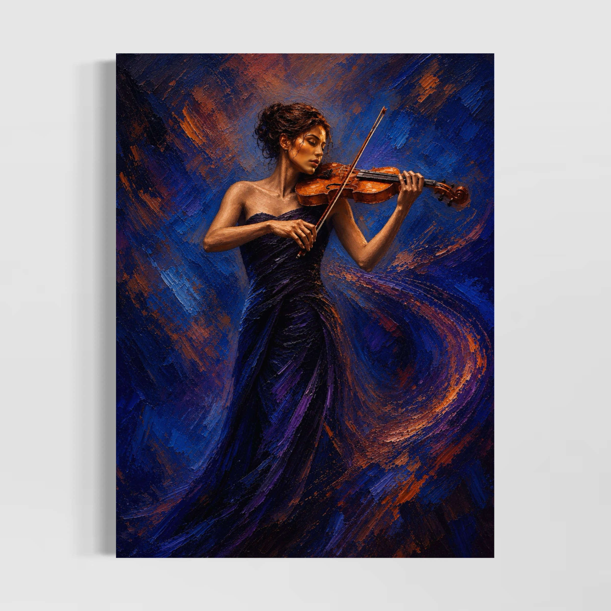 Nuit Virtuose – Tableau contemporain d’une violoniste Tableau contemporain Nuit Virtuose représentant une violoniste en robe bleu nuit jouant du violon sur un fond abstrait bleu, violet et cuivré